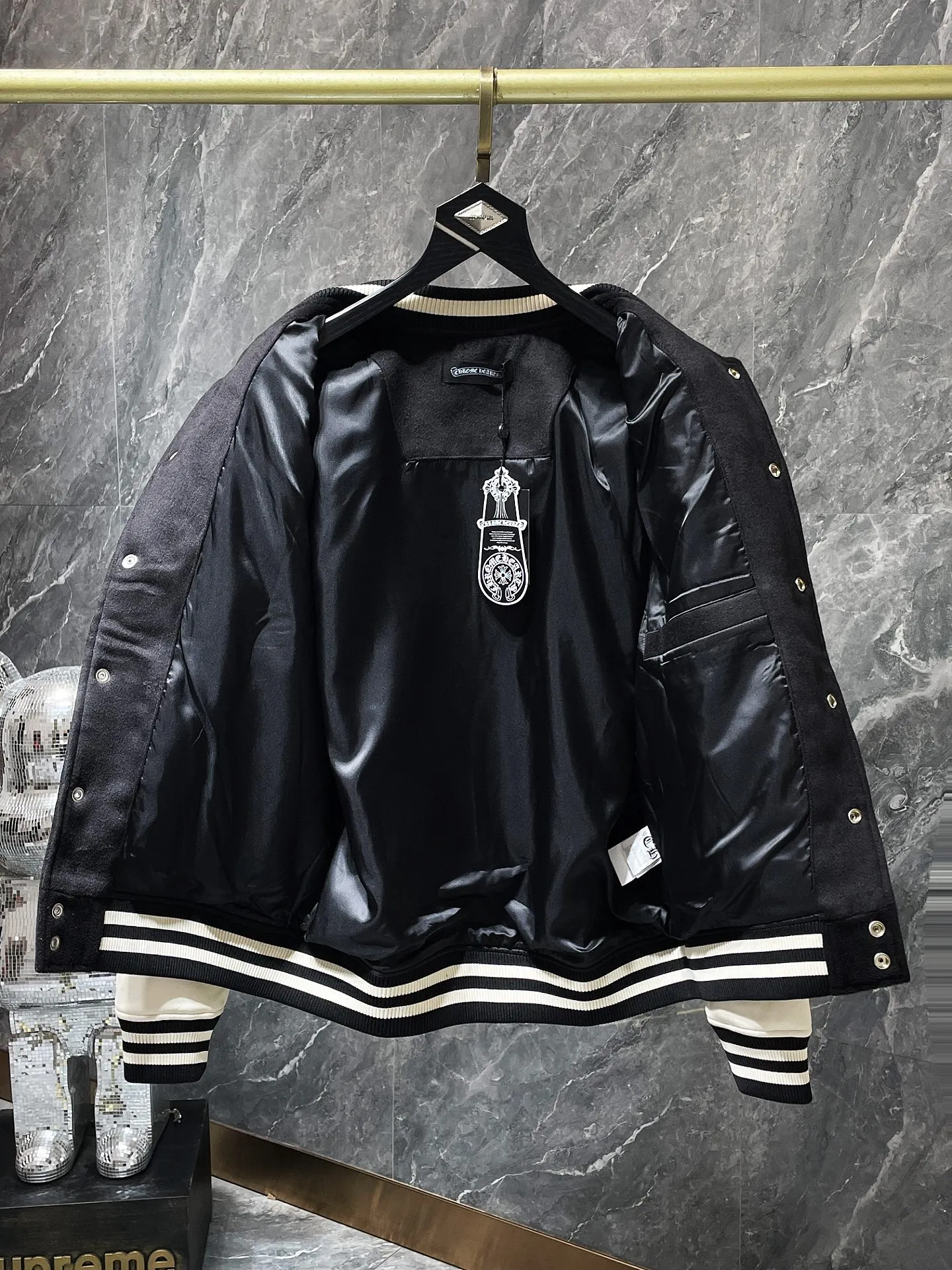 P436 new highest version! Chrome Hearts 🍁Winter clothing is here🍁 Sanskrit cross woolen leather sleeves spliced ​​with baseball embroidery cotton clothing, heavy embroidery ➕ both sleeves and the whole leather. Counter synchronization, heavy industry! ! Customized version of thickened woolen fabric, silk lining, customized version of hardware, not the ordinary version on the market! ! 🌈Recommended color: black and white color matching🌈Code number: S, M, L, XL